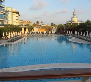 Blick über die Poolanlage zur Bühne