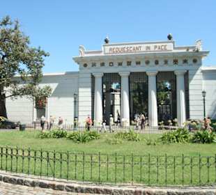 Вход на кладбище Риколете