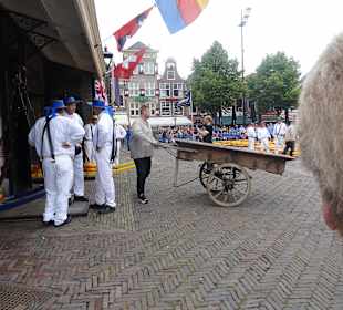 Holzkarren vor der Waage