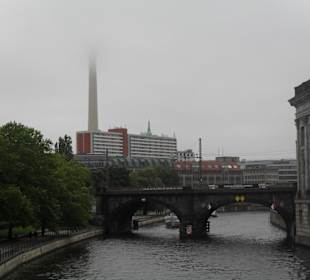 Der Fernsehturm im Nebel