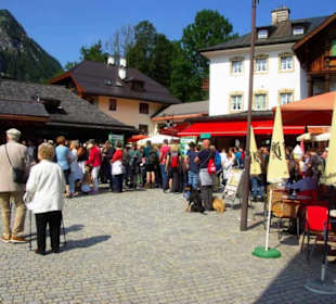 Links die Kasse, lange Schlangen