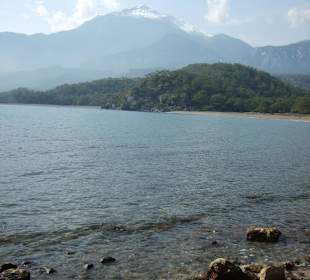 Südstrand mit dem Berg Tahtali im Hintergrund