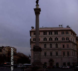 Mariensäule vor der Kirche
