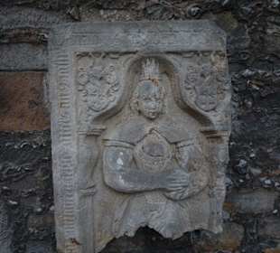 Epitaphe an der Außenmauer