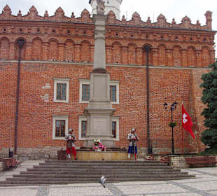 Figura Matki Boskiej, w tle ratusz