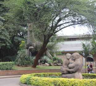 ...mit schönem Park...