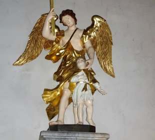 Skulpturen an den Wänden der Wallfahrtskirche