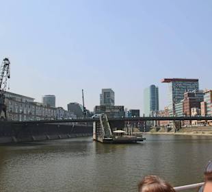 Moderne Geschäftshäuser am Hafen