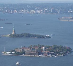 Blick zur Freiheitsstatue und Ellis Island