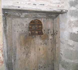 Krypta w monastyrze ze szczątkami zmarłych mnichów