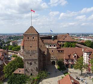 Neutorturm im Hintergrund