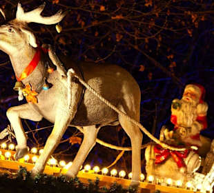 Hirsch und Nikolaus auf dem Glühweinstand