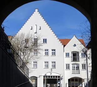 Blick durch die Stadtmauer auf Bürgerhäuser