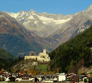 Blick auf die Burg und die Berge