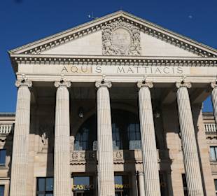 Beim Kurhaus von Wiesbaden