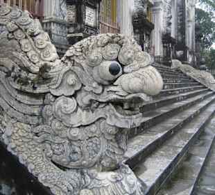 Ein Drachenkopf am Geländer der Stufen.