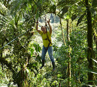 Unser Guide schlägt mit der Machete den Weg frei