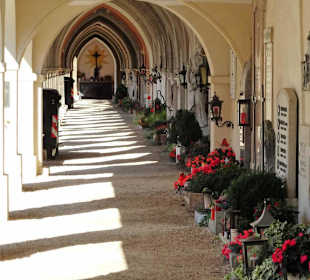 Arkaden des Stadtfriedhofes Brixen