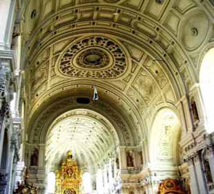 Im Inneren Kirchenschiff