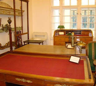 Ausstellungsstücke im Hofmobiliendepot