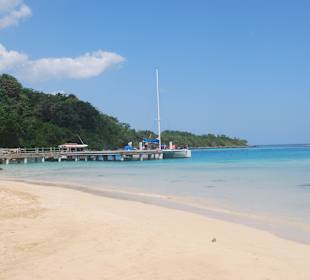 Strand vor Wasserfall