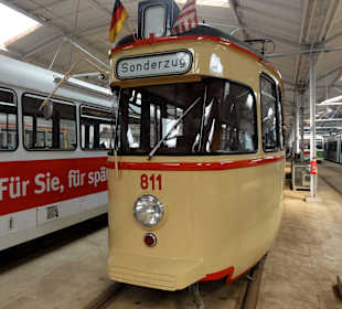 Rundgang durch die Fahrzeughallen