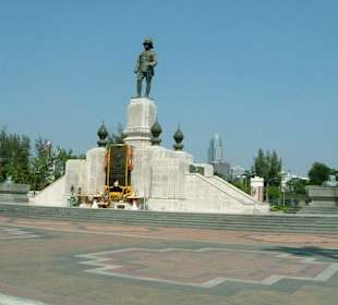 Beim Lumpini Park am Denkmal von König Rama IV.