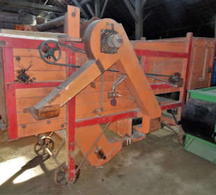 Alte Dreschmaschine im Landwirtschaftsmuseum