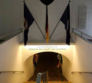 Zugang zur unterirdischen Gedenkhalle