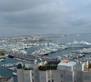 Blick von der Bar zum Hafen