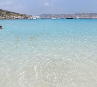 Die vom Comino Hotel & Bungalows ca. 500m entfernte blaue La