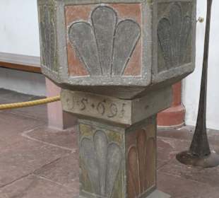 Die Deutschhauskirche in Würzburg (linksmainisch)