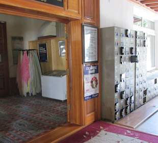 Mešita Turgutreis - skříňky u vchodu