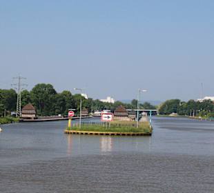Alte und neue Weserbrücke nebeneinander 