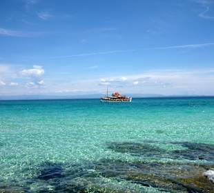 Ausflugsschiff in der Orangenbucht