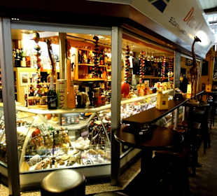 Marktstände in der Halle