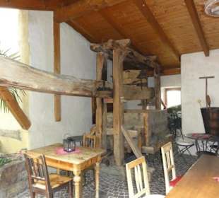 Sitzgelegenheiten im Innenhof