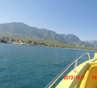 Mit Boot am Strand entlang