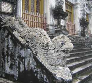 Ein Drachenkopf am Geländer der Stufen.
