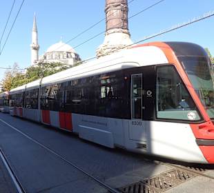 S Bahn auf der Divan Yolu Cd.