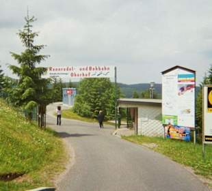 Eingangsbereich Rennrodel-und Bobbahn in Oberhof im Sommer