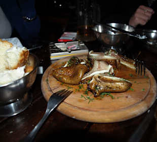 Specjalność pubu -świńskie uszy i chleb ze smalcem