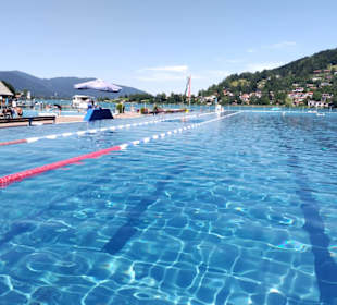 Schwimmbad am See