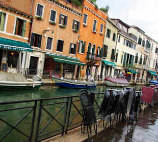 Da stehen die Autos vor dem Haus