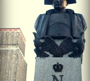 Plac Powstańców - popiersie Napoleona