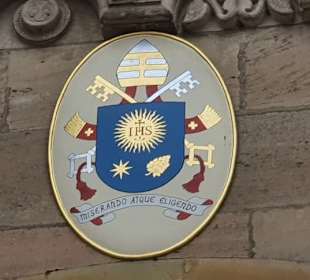 Das Wappen am Eingang