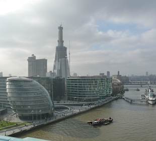 Widok na Tamizę i urząd miasta Londynu