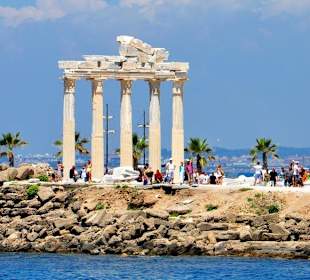 Blick vom Schiff auf die Ausgrabungss.