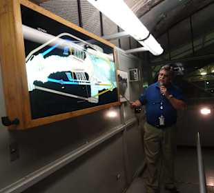 Der Guide erklärt den Damm