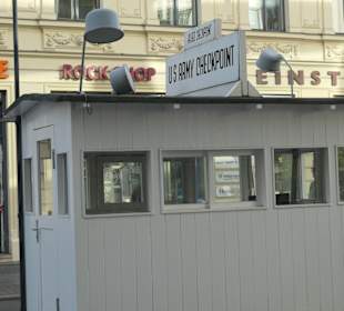 Nachgebaute Kontrollbaracke in der Friedrichstraße